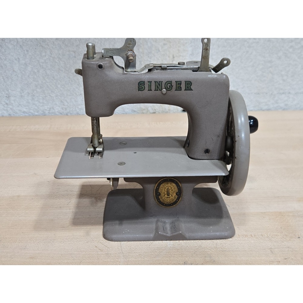 Vintage Singer 20 Sewing Machine SEWHANDY TOY SEWING MACHINE Tan Mini Wheel